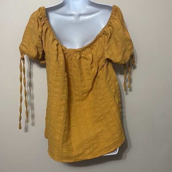 Harve benard off-the-Shoulder top - Picture 3 of 5